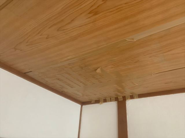 雨漏りで傷んでいる天井